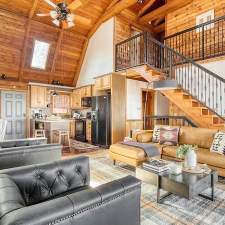 Pine Needle By Avantstay Log Cabin W Gorgeous Views Hot Tub Patio Pool Table แกตลิงเบิร์ก ภายนอก รูปภาพ
