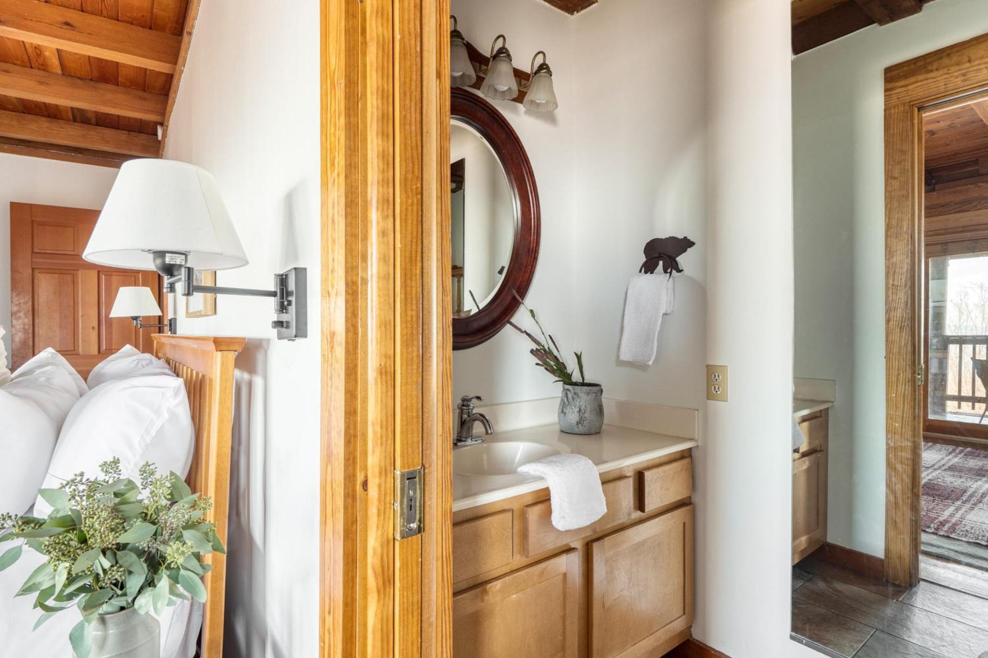 Pine Needle By Avantstay Log Cabin W Gorgeous Views Hot Tub Patio Pool Table แกตลิงเบิร์ก ภายนอก รูปภาพ