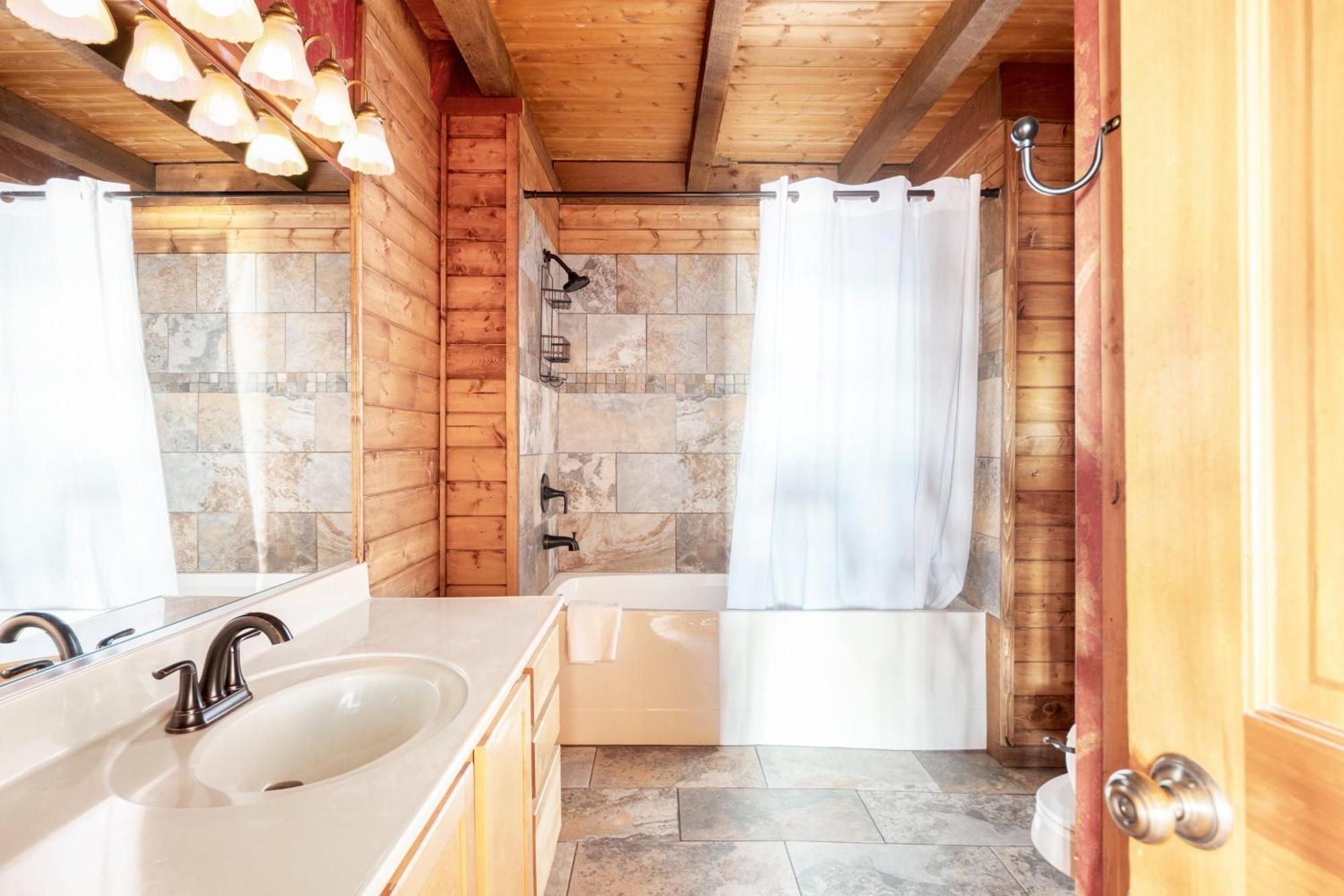 Pine Needle By Avantstay Log Cabin W Gorgeous Views Hot Tub Patio Pool Table แกตลิงเบิร์ก ภายนอก รูปภาพ