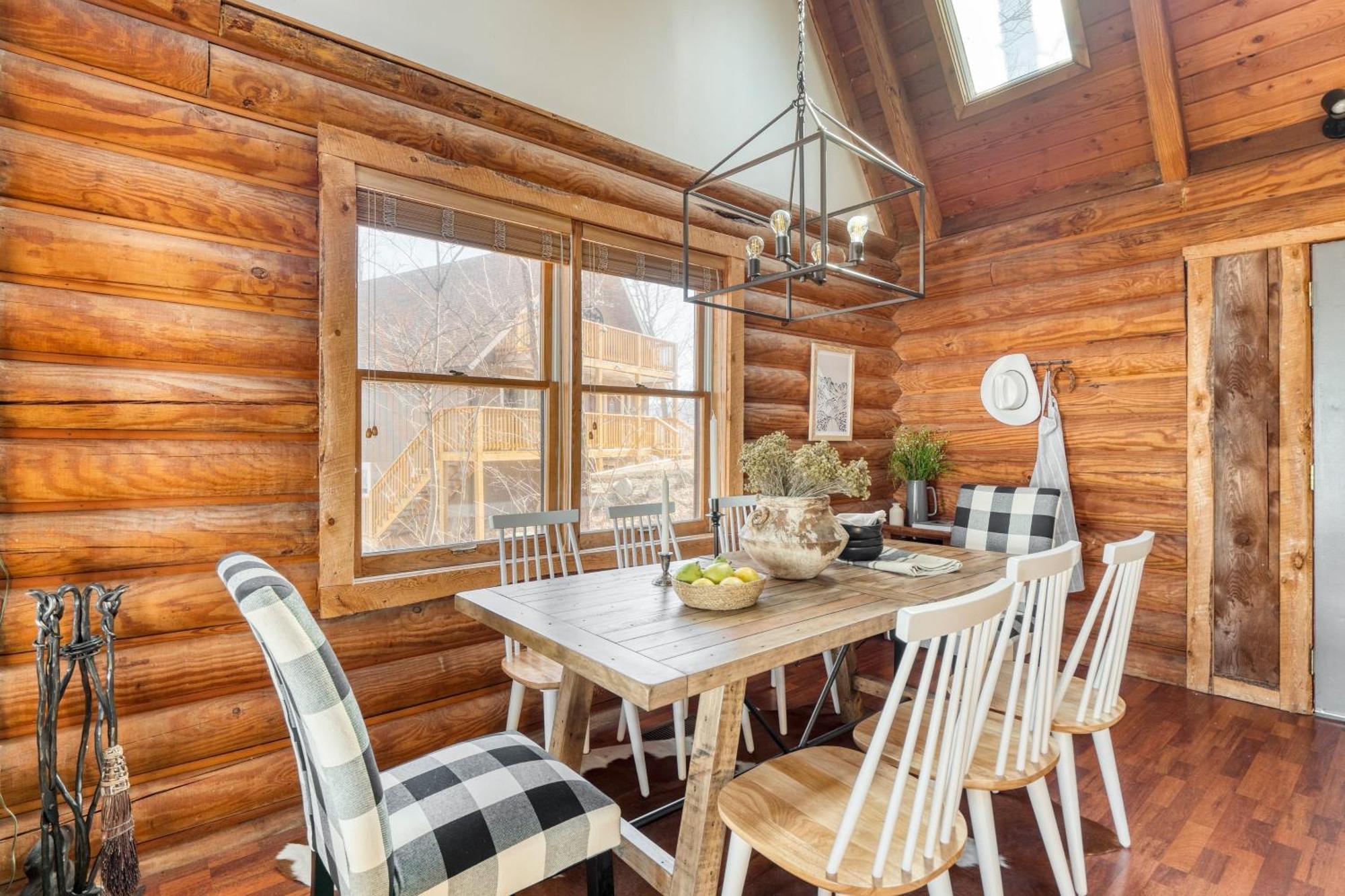 Pine Needle By Avantstay Log Cabin W Gorgeous Views Hot Tub Patio Pool Table แกตลิงเบิร์ก ภายนอก รูปภาพ