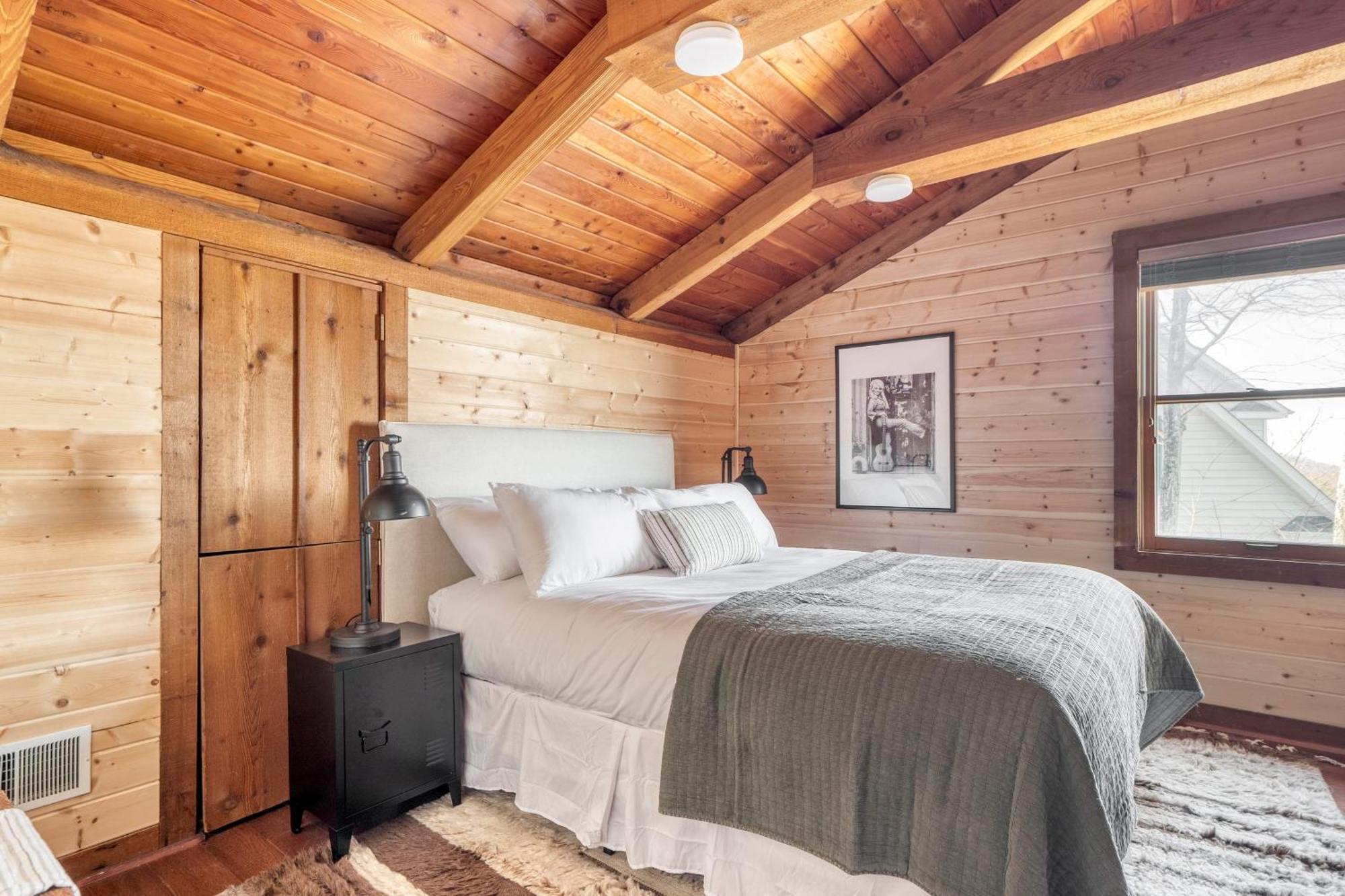 Pine Needle By Avantstay Log Cabin W Gorgeous Views Hot Tub Patio Pool Table แกตลิงเบิร์ก ภายนอก รูปภาพ