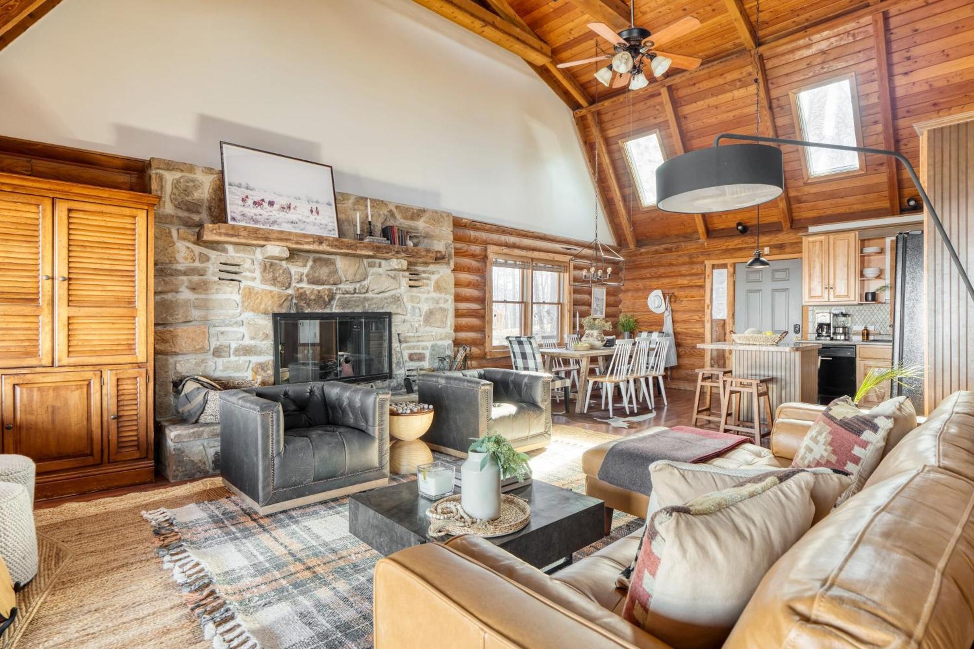 Pine Needle By Avantstay Log Cabin W Gorgeous Views Hot Tub Patio Pool Table แกตลิงเบิร์ก ภายนอก รูปภาพ
