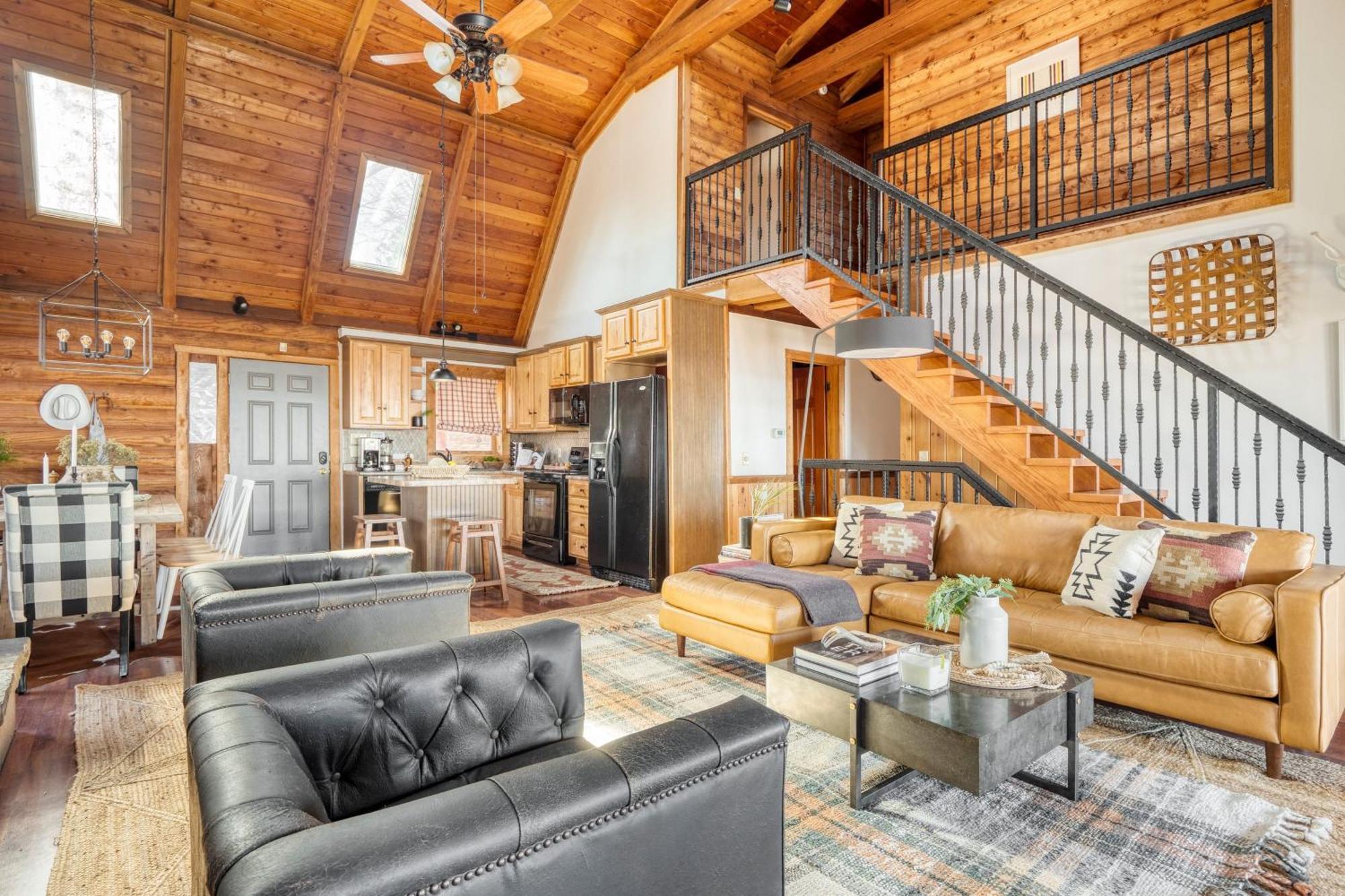 Pine Needle By Avantstay Log Cabin W Gorgeous Views Hot Tub Patio Pool Table แกตลิงเบิร์ก ภายนอก รูปภาพ