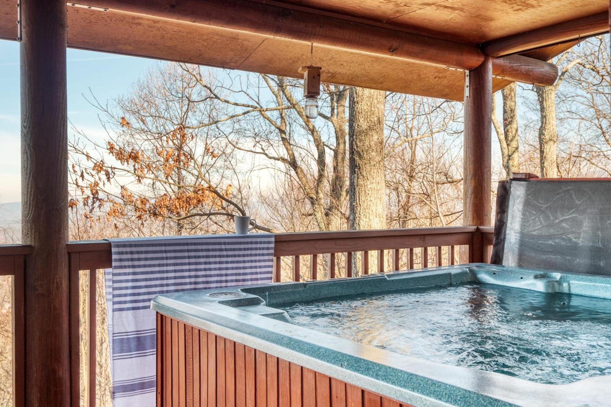 Pine Needle By Avantstay Log Cabin W Gorgeous Views Hot Tub Patio Pool Table แกตลิงเบิร์ก ภายนอก รูปภาพ